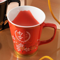 還暦祝いに「赤」がポイントの赤富士のマグカップをプレゼント